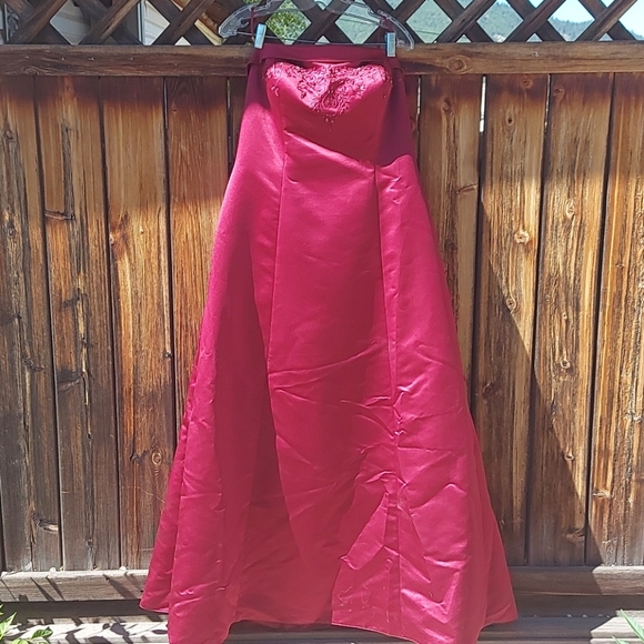 Graduation Gown - Picture 2 of 15